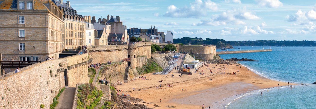 Stadtmauern von St. Malo &copy; Boris Stroujko - shutterstock.com