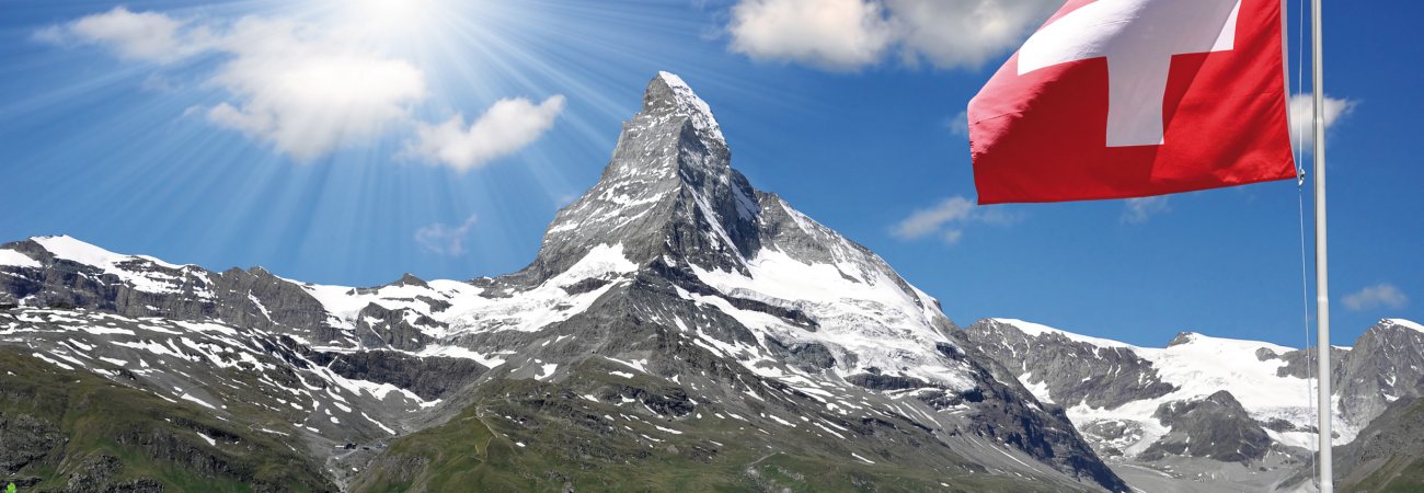 Schweizer Flagge vor dem Matterhorn © Vaclav Volrab-shutterstock.com/2013