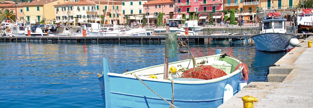 Hafen in Porto Azzurro auf der Insel Elba © travelpeter - stock.adobe.com