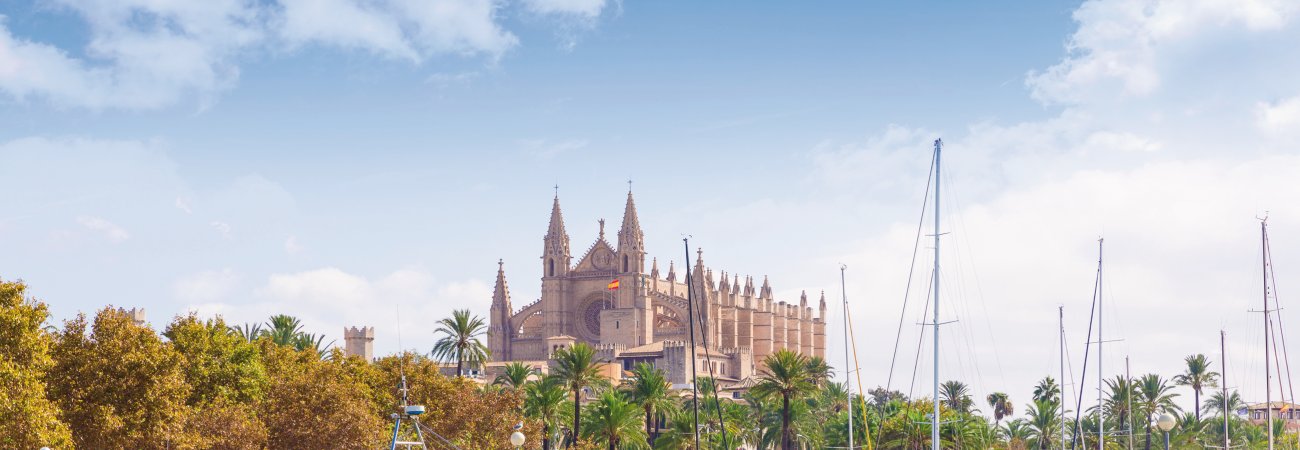 Blick über den Hafen auf die Kathedrale von Palma © lunamarina-fotolia.com
