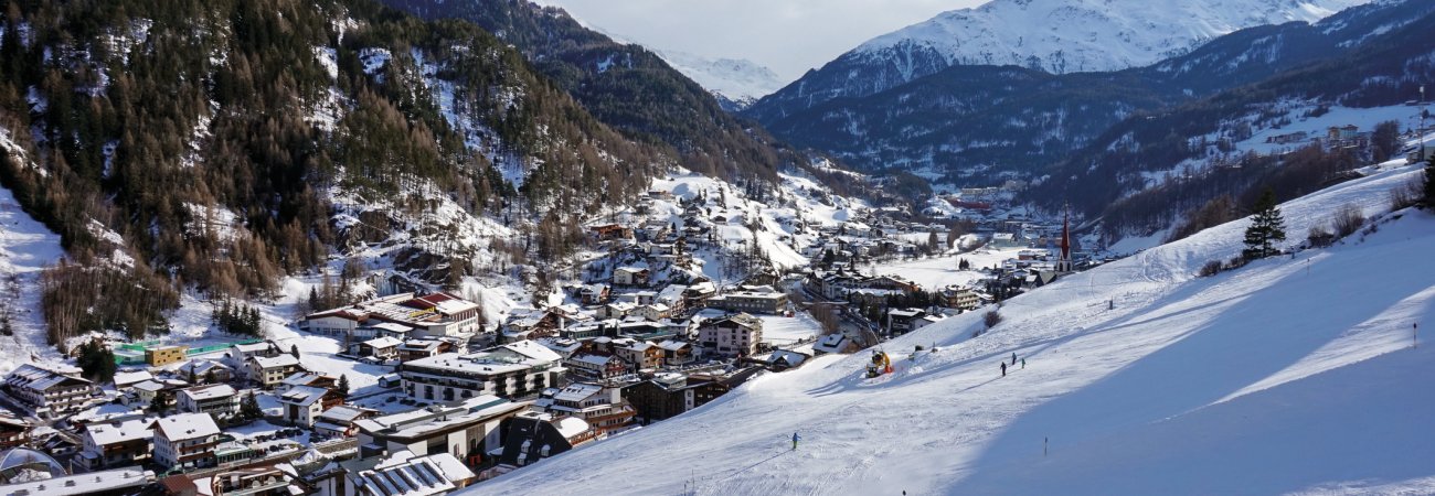 Blick auf das verschneite Sölden © pixabay.com/nervosa22