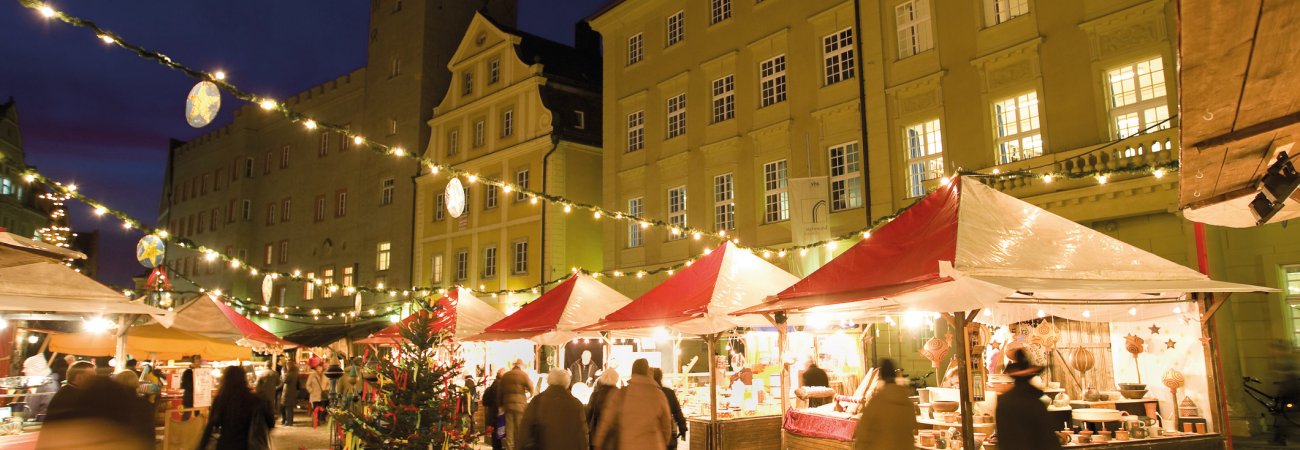 Lukreziamarkt -Weihnachtsmarkt der Kunsthandwerker am Haidplatz © Regensburg Tourismus GmbH/Altrofoto