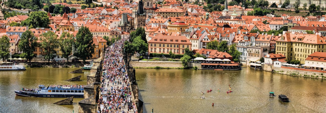 Auf der Karlsbrücke in Prag © ArTo - stock.adobe.com