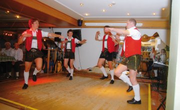 Brauchtumsgruppe im Hotel Pachmair