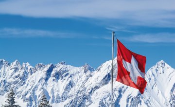 Schweizer Flagge vor den verschneiten Alpen © Fedor Selivanov - shutterstock.com - 2013