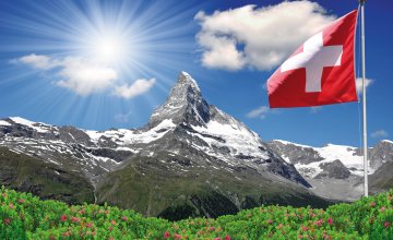 Schweizer Flagge vor dem Matterhorn © Vaclav Volrab-shutterstock.com/2013