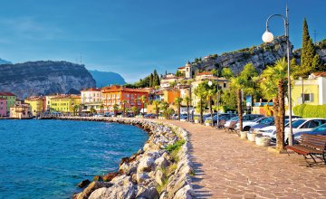 Farbenfrohes Torbole am Gardasee © xbrchx-fotolia.com
