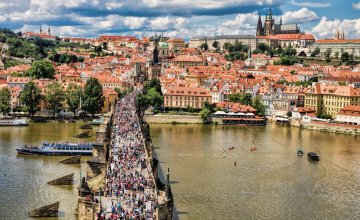 Auf der Karlsbrücke in Prag © ArTo - stock.adobe.com