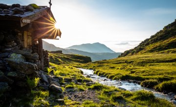 Alm neben einem Bach © christophstoeckl - stock.adobe.com