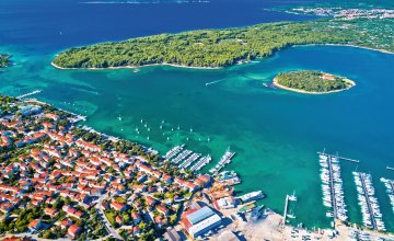 Blick auf Punat und die Klosterinsel Kosljun © xbrchx - stock.adobe.com